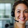 Agent support souriant répondant à un appel au bureau