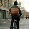 Livreur à vélo électrique avec sac écologique Paris