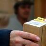 Main remettant un colis sécurisé à un client satisfait