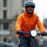 Coursier à scooter avec colis, Paris