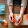 Emballage de colis e-commerce sur une table de préparation