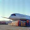 Colis à l’aéroport, vue sur avion cargo