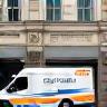 Véhicule utilitaire Parisian Express devant immeuble Haussmannien