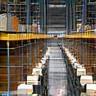 Entrepôt logistique moderne avec employés gérant des colis
